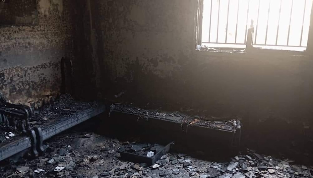 صورة تُظهر آثار حرق مقرات أحزاب 