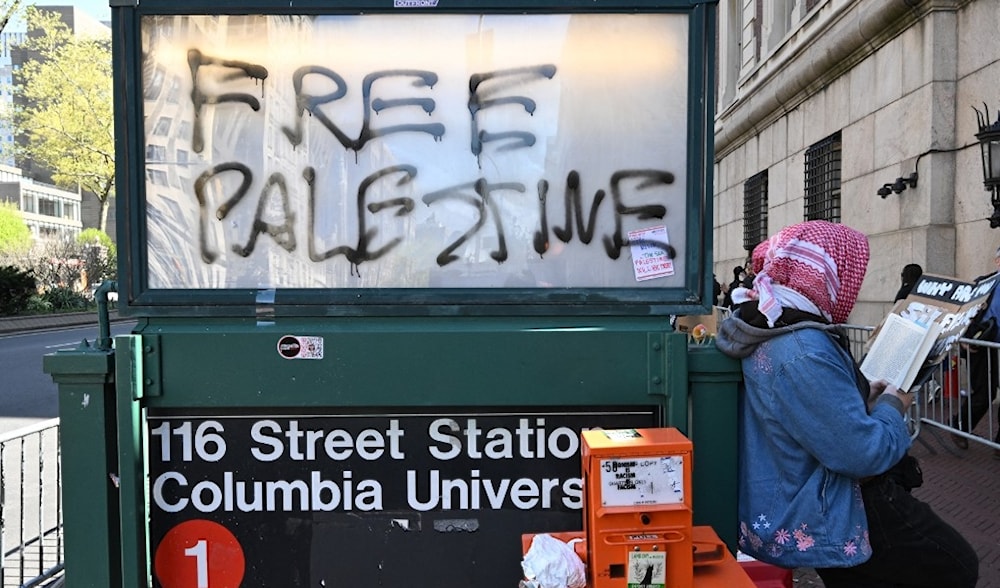 تظاهرة مؤيدة للفلسطينيين خارج حرم جامعة كولومبيا في مدينة نيويورك 24 نيسان 2024 (أ ف ب).
