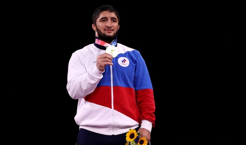 اللجنة الأولمبية تمنع بطلاً روسيا من خوض تصفيات أولمبياد باريس 2024