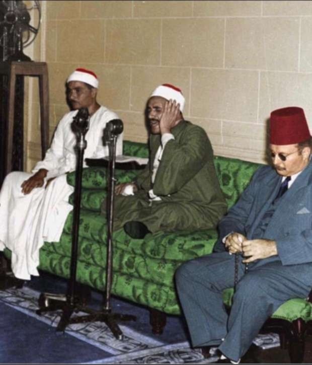 الملك المصري فاروق يجلس في مقعد منخفض عن الشيخ مصطفى اسماعيل