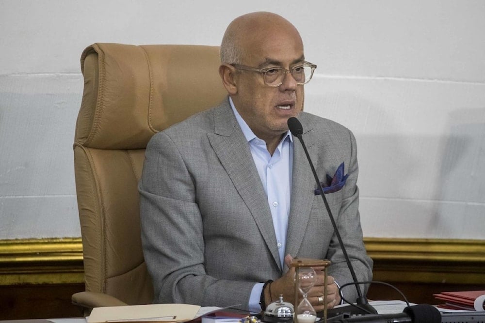 رئيس البرلمان الفنزويلي خورخي رودريغيز في جلسة أمس الثلاثاء في القصر التشريعي الفيدرالي في كاراكاس (وكالات)