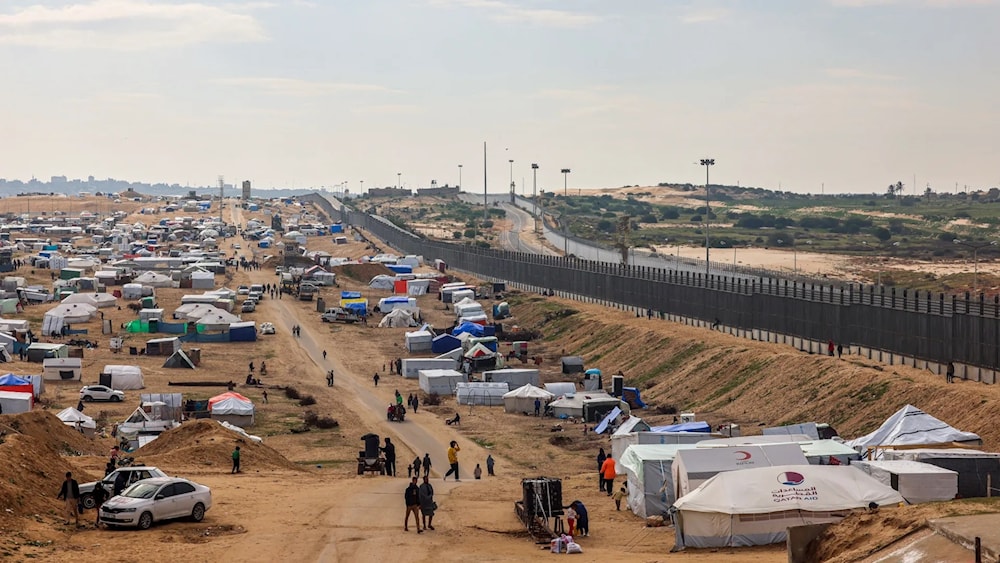 نازحون فلسطينيون يحتمون بالقرب من السياج الحدودي بين غزة ومصر في 16 شباط/فبراير 