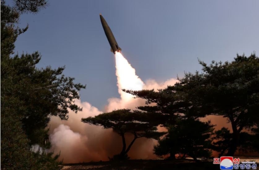 وكالة الأنباء المركزية الكورية تقول إن الزعيم الكوري الشمالي يسعى لتعزيز قوته النووية ويشرف على تجربة صاروخية