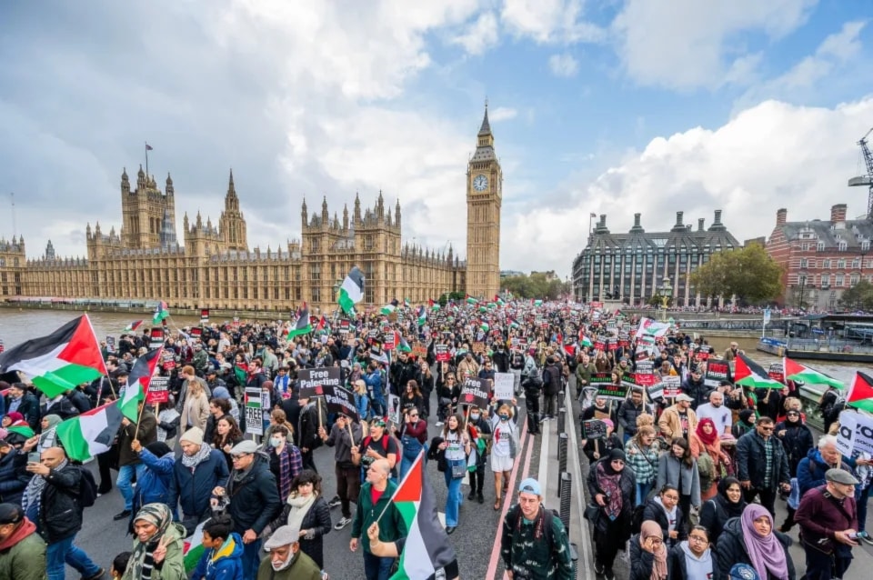 تظاهرة داعمة لفلسطين في العاصمة البريطانية لندن تطالب بوقف العدوان الإسرائيلي على قطاع غزّة (صحيفة ذا صن البريطانية)