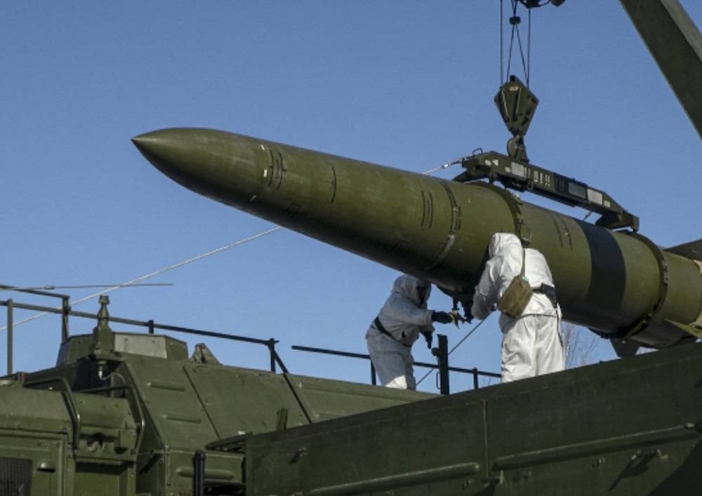 صورة نشرتها وزارة الدفاع الروسية في شباط/فبراير الماضي لجنود يقومون بتحميل صاروخ 