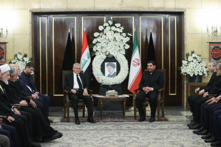الرئيس الإيراني بالوكالة محمد مخبر لدى استقباله الرئيس العراقي عبد اللطيف رشيد (وكالات)