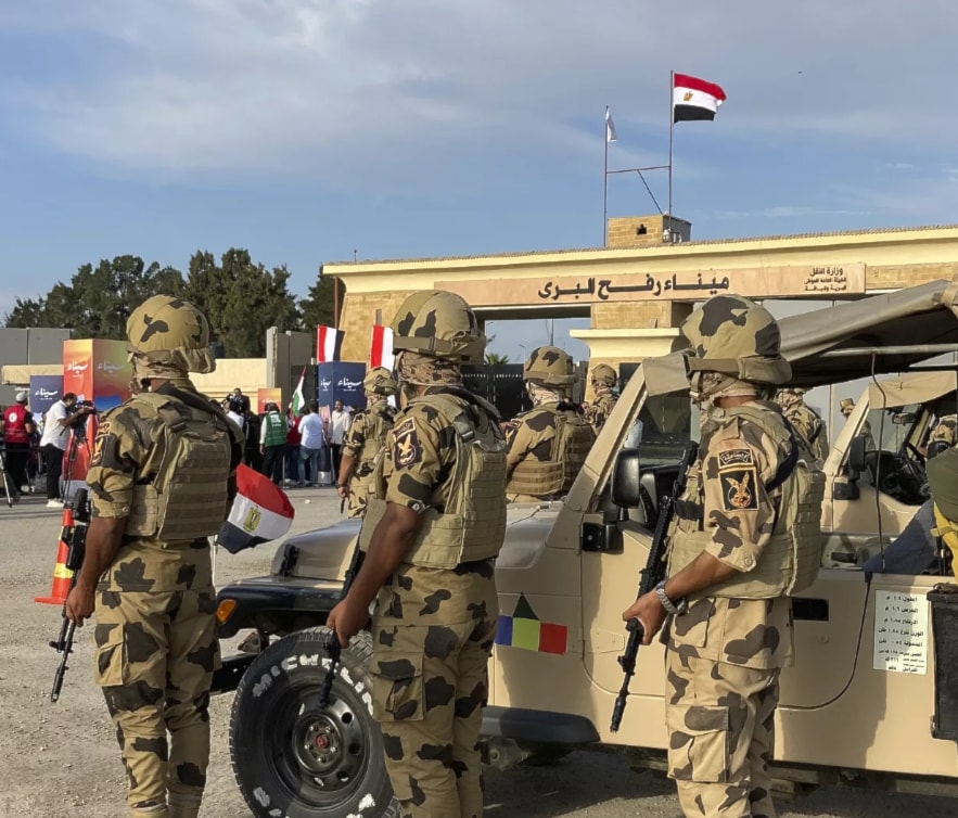 جنود مصريون على الجانب المصري من معبر رفح (صورة أرشيفية AP)