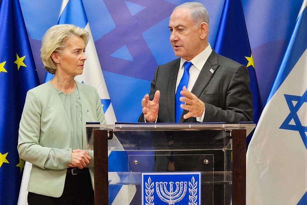 رئيسة المفوضية الأوروبية أورسولا فون دير لاين مع رئيس حكومة الاحتلال بنيامين نتنياهو أثناء زيارتها تل أبيب (وكالة الأنباء الألمانية)