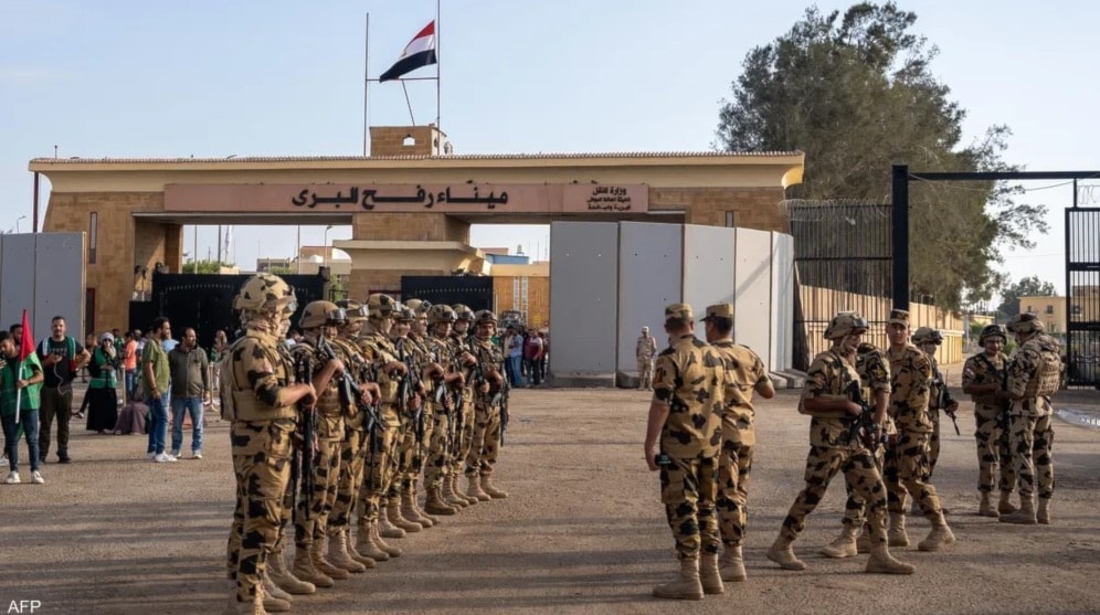 جنود مصريون عند الجانب المصري من معبر رفح البري (الوكالة الصحفية الفرنسية)