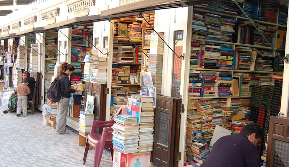 جانب من مكتبات سور الأزبكية الشعبي للكتب المستعملة