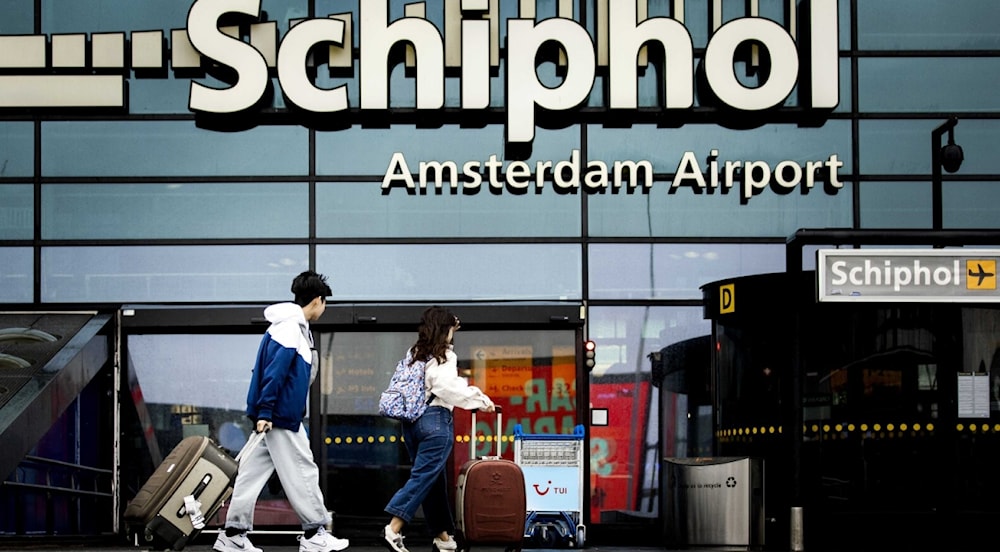 مطار شيبول في أمستردام والطائرة تابعة للخطوط الجوية الملكية الهولندية 