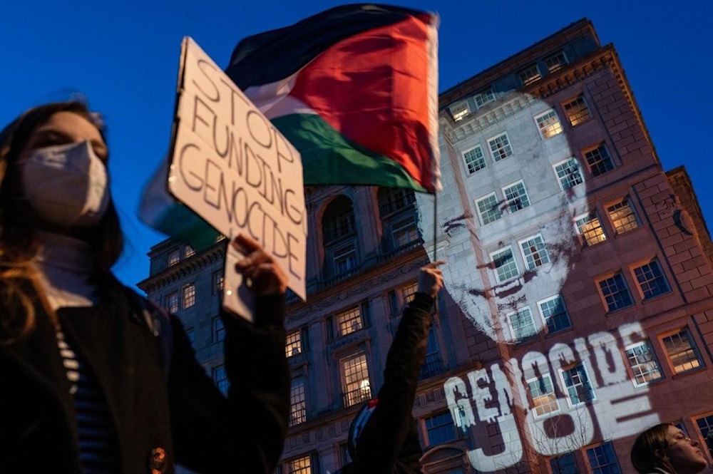 صورة تظهر الرئيس الأميركي كمصاص دماء أثناء تظاهرة مؤيدة لفلسطين بالقرب من البيت الأبيض في 7 آذار/مارس الماضي (غيتي إيماجز)