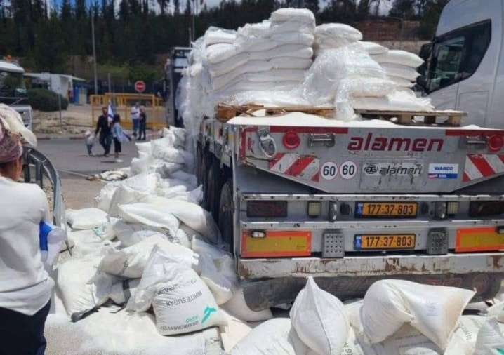 جانب من منع مستوطنين إسرائيليين إدخال المساعدات الإنسانية إلى قطاع غزة (أرشيفية - وكالات)