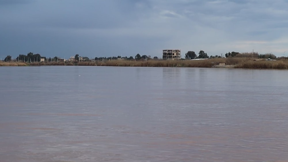 طول نهر الفرات يقدّر بحوالى 2940 كيلو متراً، موزّع بين كلٍّ من تركيا وسوريا والعراق