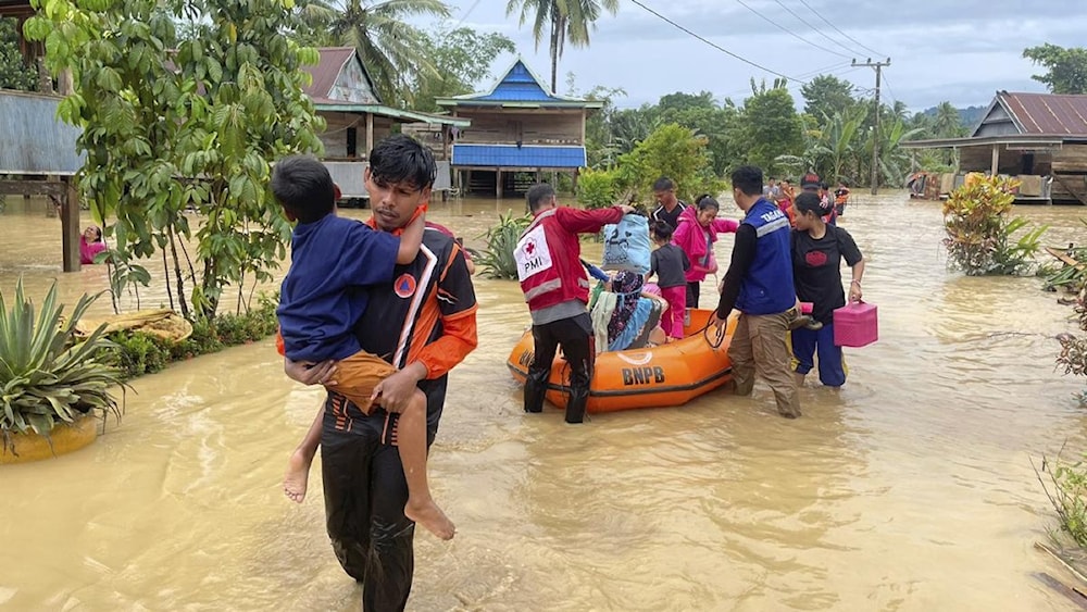 مقتل 14 شخصاً في فيضانات بإندونيسيا