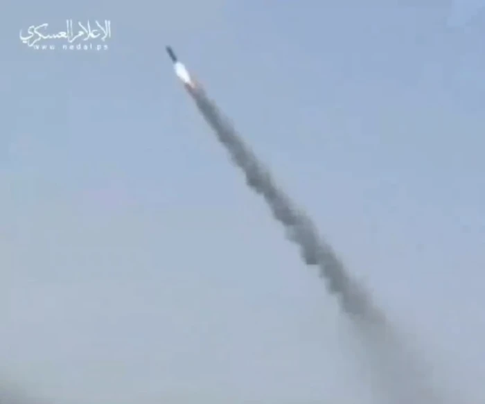 مشاهد توثق إطلاق كتائب شهداء الأقصى لصواريخ في اتجاه قوات الاحتلال في محور "نتساريم"جنوبي مدينة غزة (الإعلام العسكري)