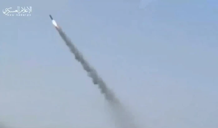 مشاهد توثق إطلاق كتائب شهداء الأقصى لصواريخ في اتجاه قوات الاحتلال في محور "نتساريم"جنوبي مدينة غزة (الإعلام العسكري)