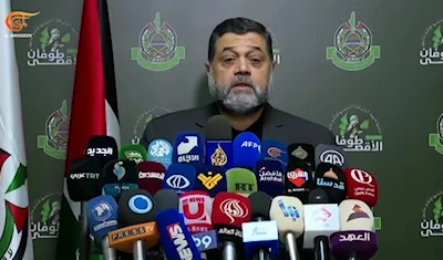 القيادي في حركة حماس، أسامة حمدان، خلال مؤتمره الصحافي في بيروت، الثلاثاء