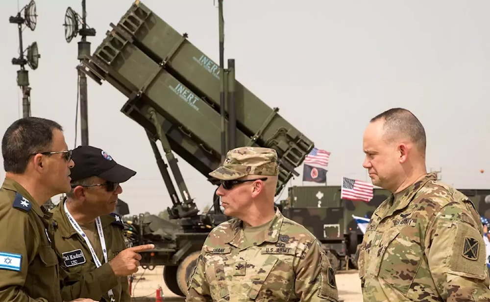 ضباط أميركيون وإسرائيليون أمام نظام الدفاع الصاروخي الأمريكي 