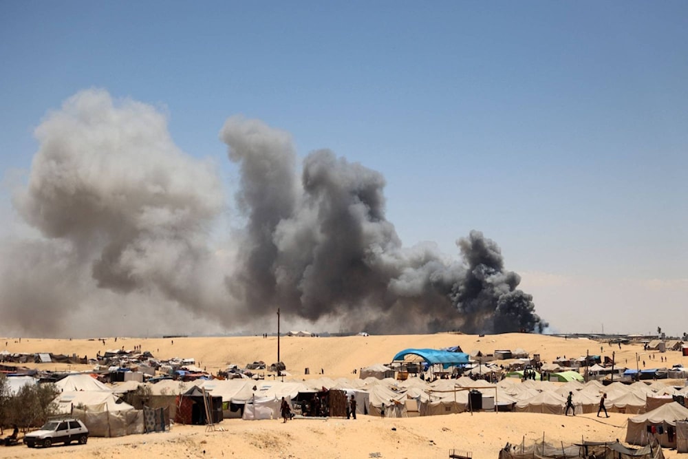 دخان يتصاعد قرب مخيم للنازحين في تل سلطان، غربي مدينة رفح، من جراء القصف الإسرائيلي الذي استهدف المنطقة (أرشيفية - أ ف ب)