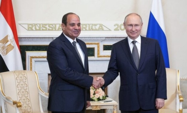 من لقاء حميع بين الرئيسين الروسي والمصري على هامش المؤتمر الروسي الأفريقي عام 2023 (رويترز)