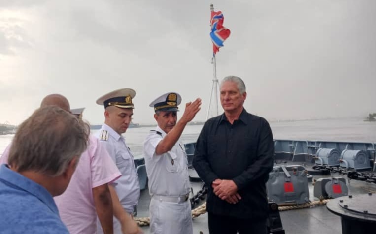 الرئيس الكوبي ميغيل دياز كانيل يزور فرقاطة الأدميرال غورشكوف في ميناء هافانا الكوبي (تواصل اجتماعي)