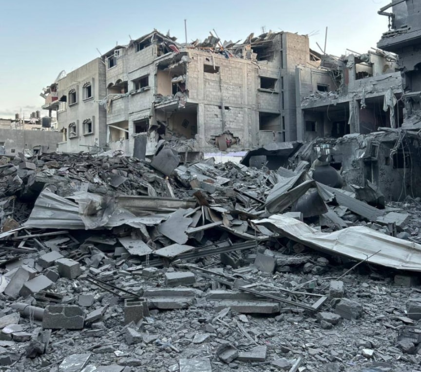 آثار الدمار الكبير بعد الاستهدافات الإسرائيلية على مخيم البريج، وسط قطاع غزّة، فجر 18 حزيران/يونيو 2024 (وسائل إعلام فلسطينية)