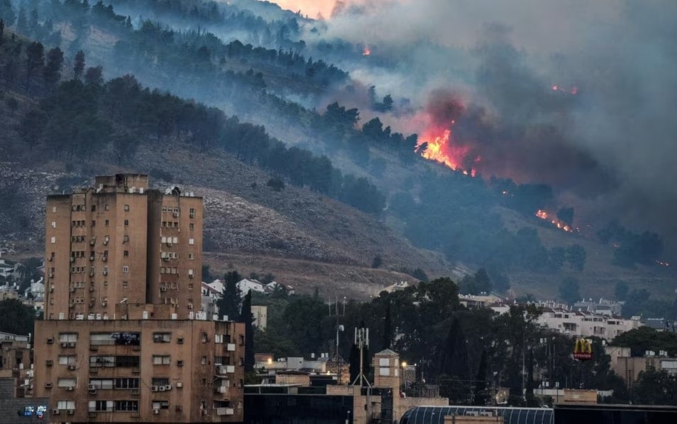 اندلاع نيران جراء إطلاق صواريخ من لبنان على 