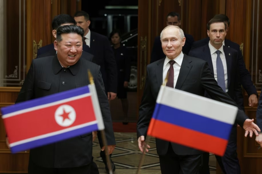  الرئيس الروسيk فلاديمير بوتين، والرئيس الكوري الشمالي، كيم جونغ أون، في العاصمة الكورية الشمالية بيونغ يانغ، في 19حزيران/يونيو 2024 (أ ف ب)