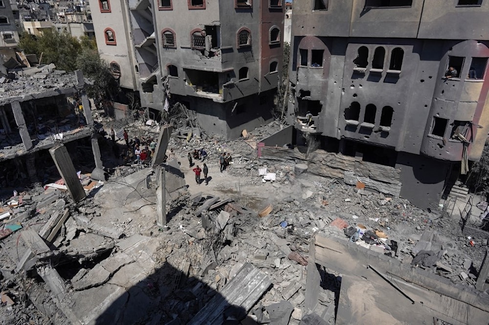 من آثار الدمار الذي سبّبه قصف إسرائيلي سابق استهدف مخيم النصيرات، وسط قطاع غزة (أ ف ب)