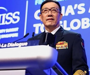 وزير الدفاع الصيني دونغ جون متحدثاً أمام المنتدى الأمني في سنغافورة (رويترز) وزير الدفاع الصيني دونغ جون متحدثاً أمام المنتدى الأمني في سنغافورة (رويترز)