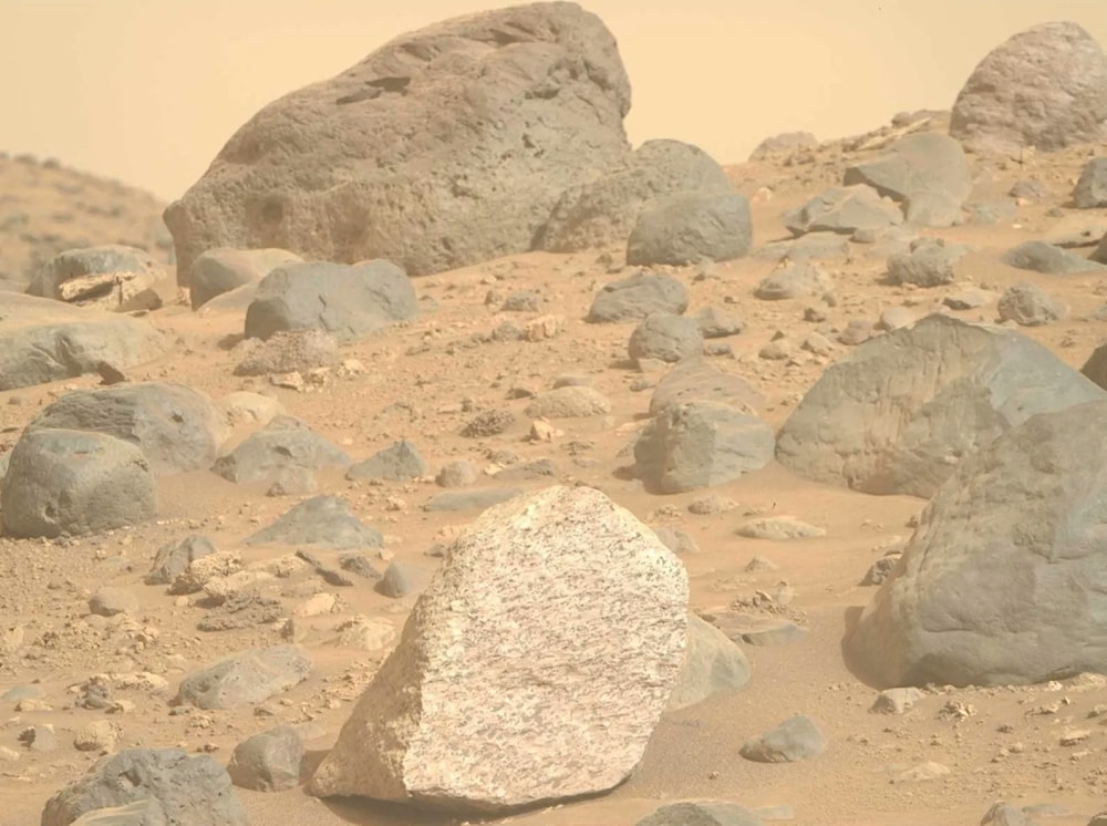 العثور على صخرة غامضة لا مثيل على سطح المريخ
