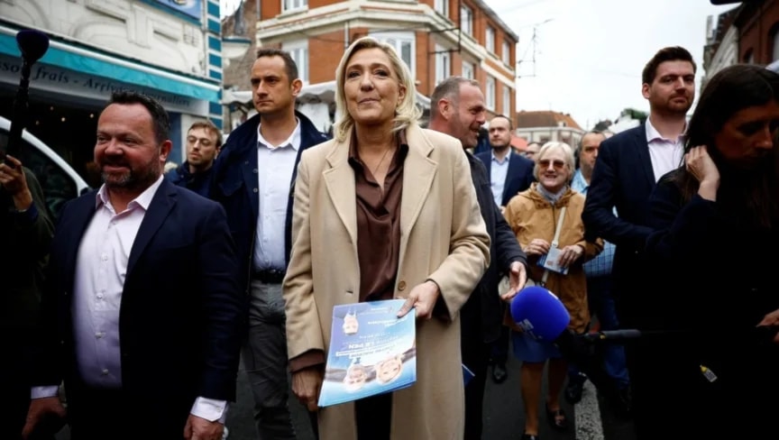 زعيمة أقصى اليمين، مارين لوبان خلال جولة انتخابية بأحد أسواق بلدة هينان بومونت، شمال فرنسا (وكالات)