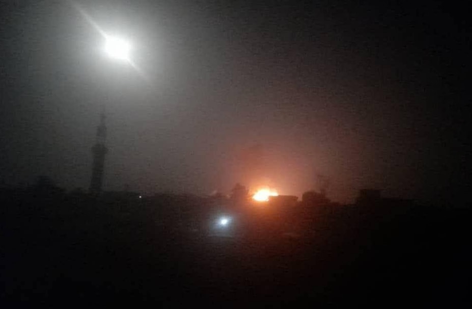 تصاعد النيران في إثر القصف على مدينة البوكمال عند الحدود السورية العراقية (تواصل اجتماعي)