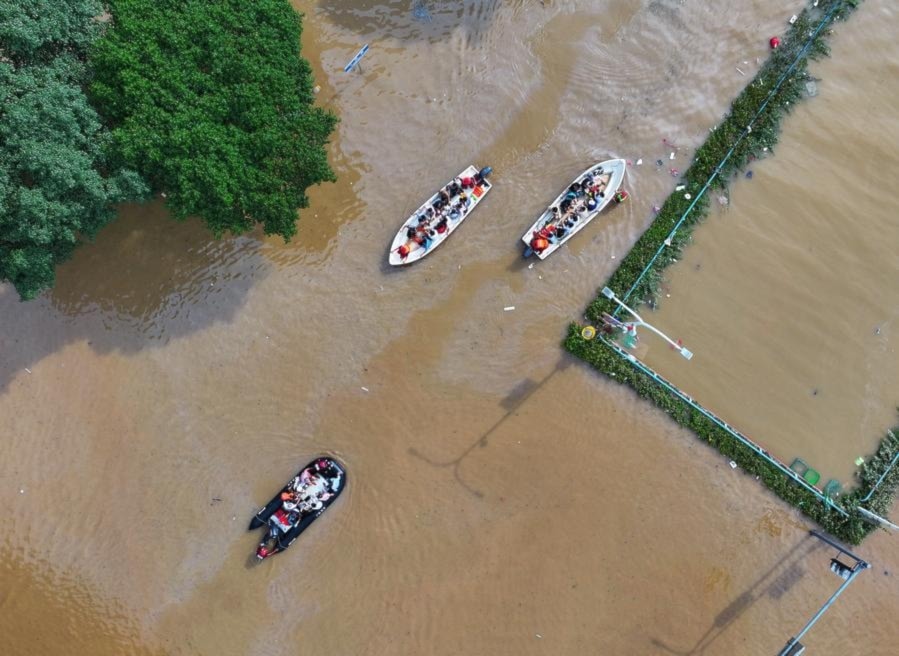 بكين تكثف جهود الإنقاذ من الفيضانات