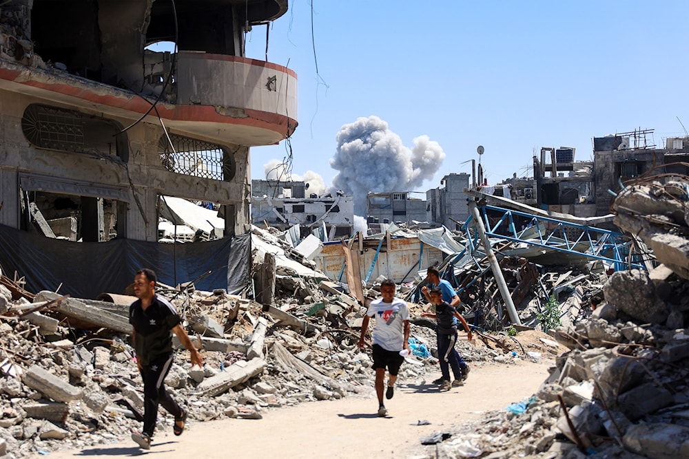 فلسطينيون بين ركام المنازل التي دمرها الاحتلال الإسرائيلي جنوبي قطاع غزّة (وكالات)