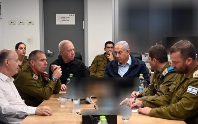 نتنياهو وغالانت في المقر العسكري خلال إطلاق سراح بعض الأسرى الإسرائيليين من غزة