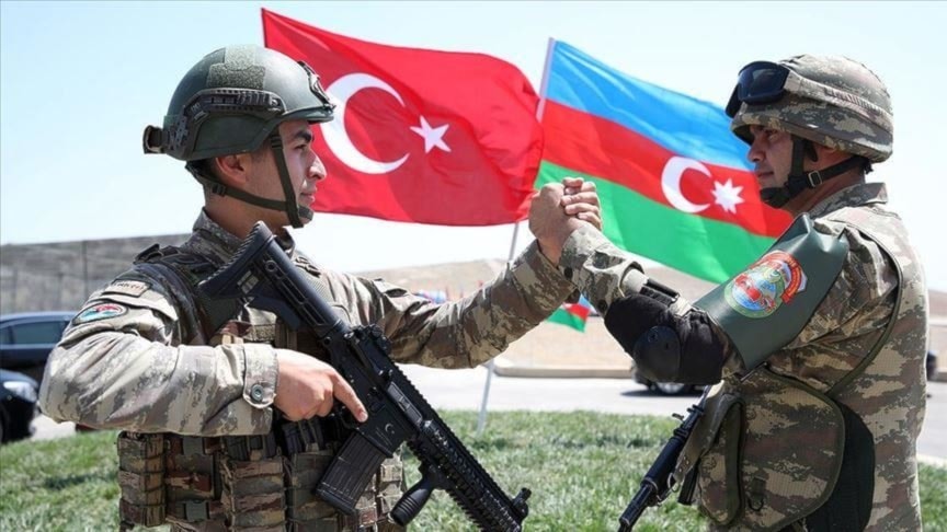 جنديان تركي وأذربيجاني أثناء إجراء مناورات مشتركة (أرشيف)