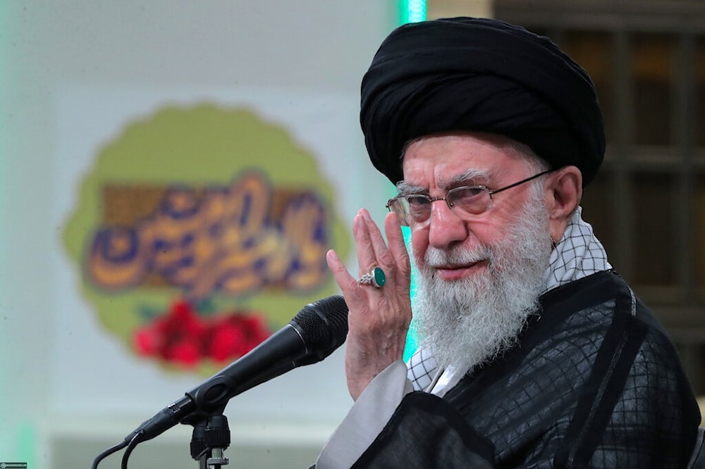 قائد الثورة والجمهورية الإسلامية في إيران خلال لقائه الآلاف من الشعب الإيراني لمناسبة عيد الغدير (الموقع الرسمي للسيد خامنئي)