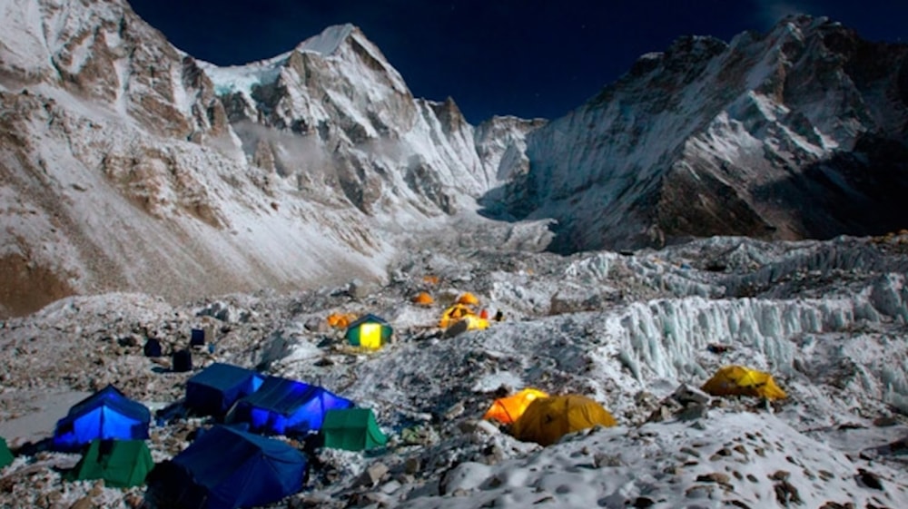 مشهد يظهر الخيم التي يقيمها المتسلقون أثناء تسلقهم سفوح جبل إيفرست
