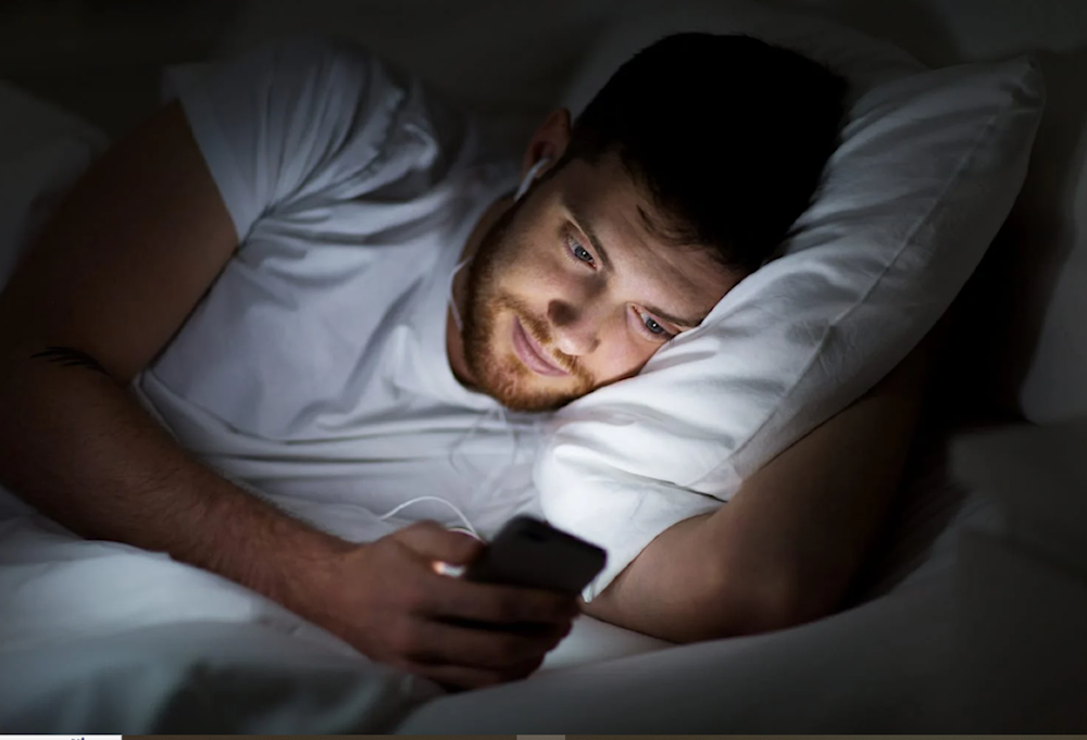 الشباب الذين يستخدمون هواتفهم الذكية في وقت متأخر من الليل ينامون عدد ساعات أقل وبجودة نوم منخفضة