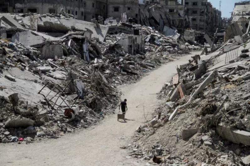 الدمار الكبير من جراء القصف اللإسرائيلي على بيت لاهيا، شمالي قطاع غزة (رويترز)
