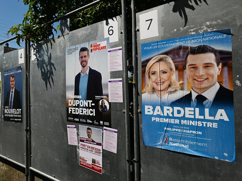 ملصقات تحتوي على صور وأسماء المرشحين في نورماندي فرنسا