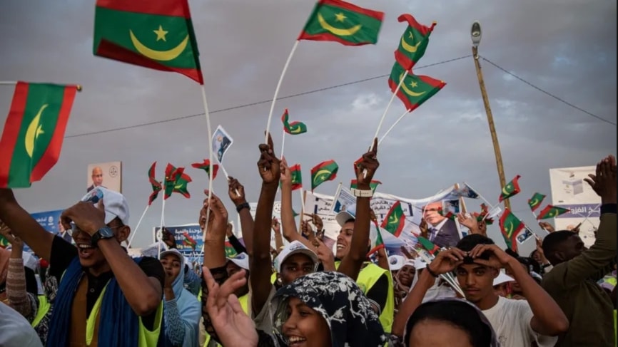 مؤيدون للرئيس محمد ولد الشيخ الغزواني أثناء تجمع انتخابي في نواكشوط في 27 حزيران/يونيو الجاري (أ ف ب)