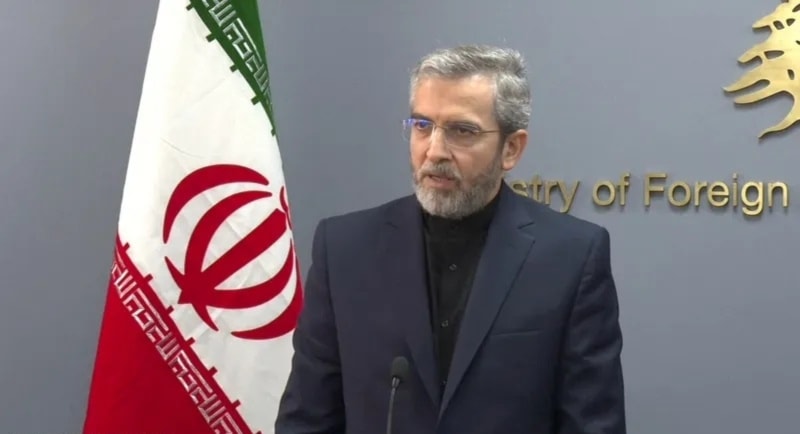 وزير الخارجية الإيراني بالوكالة علي باقري كني حلال مؤتمر صحافي له في بيروت