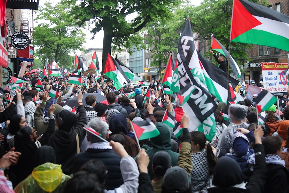 محتجون على الإبادة الجماعية الإسرائيلية في قطاع غزّة، يتظاهرون في حي كوينز في نيويورك في أيار/مايو الماضي (وكالات)