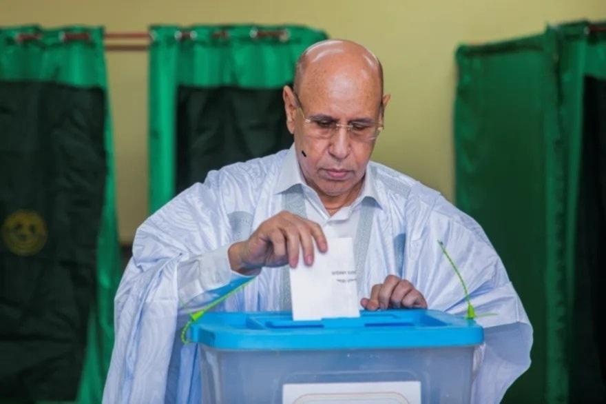 الرئيس الموريتاني محمد ولد الغزواني أثناء إدلائه بصوته في الانتخابات الرئاسية التي جرت أمس
