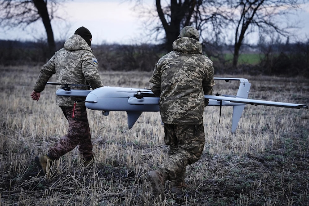 جنود أوكرانيون يعدون طائرة بدون طيار على خط المواجهة في منطقة دونيتسك (26-03-2024)