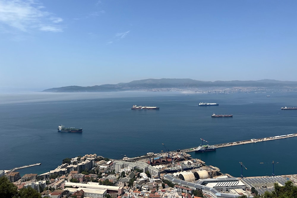 سفن متعددة تمرّ عبر مضيق جبل طارق