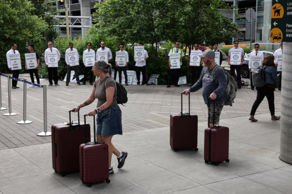 إضراب الميكانيكيين في مطار فانكوفر الدولي في ريتشموند ، كولومبيا البريطانية (29-06-2024)